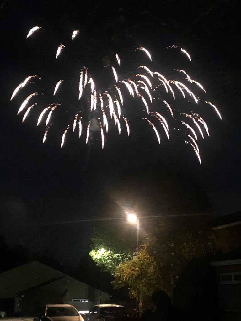 以往在香港甚少去看放煙花,因為人實在太多,在這裏就可以近距離看到。